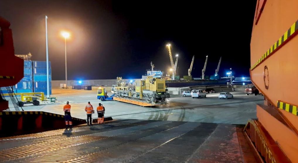 Imagen del transporte de maquinaria ferroviaria