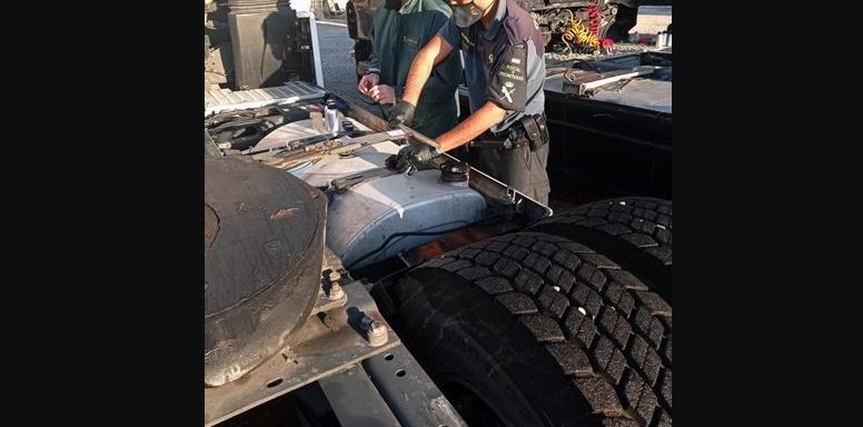 Agentes de la Guardia Civil sacando muestras de gasóleo de un camión
