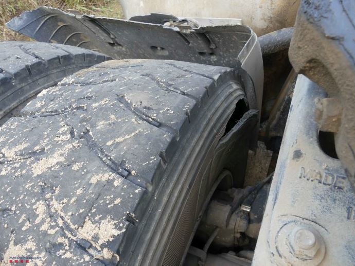 Imagen de los neumáticos del camión accidentado