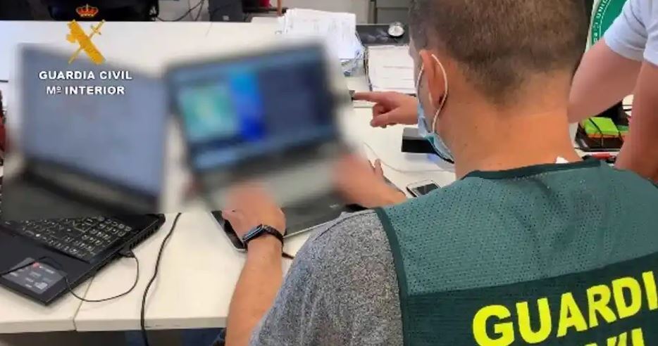 Agente de la Guardia Civil con un ordenador