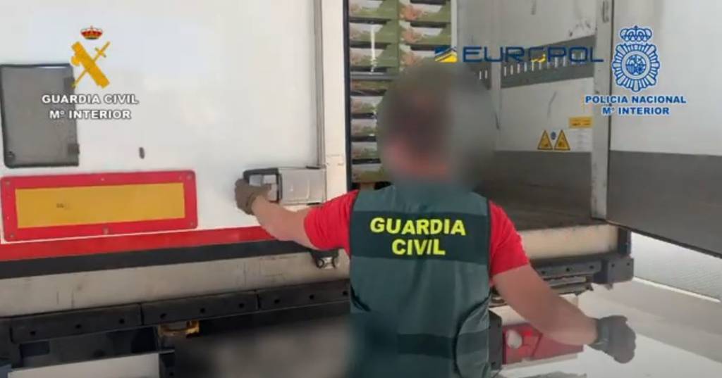 Agentes de la Guardia Civil abriendo un semirremolque Agentes de la Guardia Civil abriendo un semirremolque