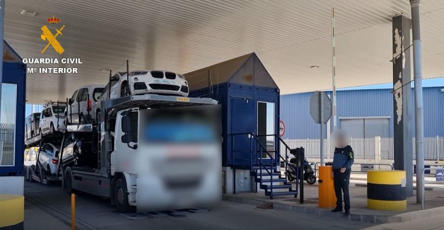 Imagen de un portavehículos transportando los coches incautados