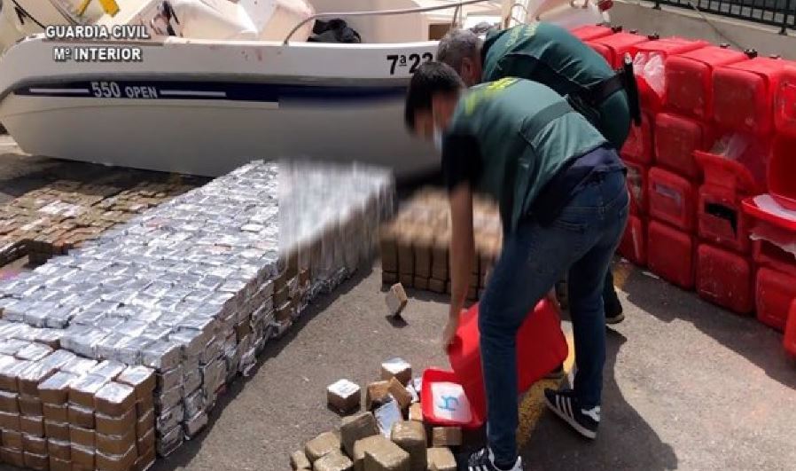 Hachís incautado junto a una embarcación