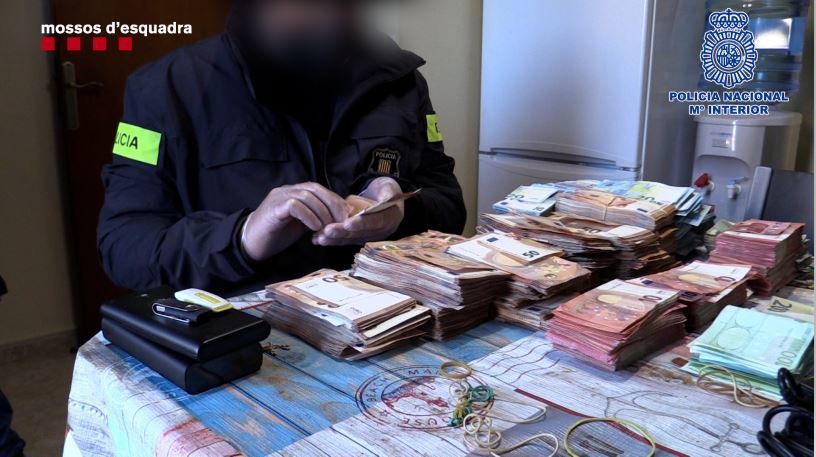 Imagen de parte del dinero incautado a la organización