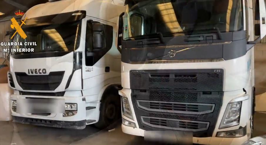 Imagen de dos camiones de la organización criminal