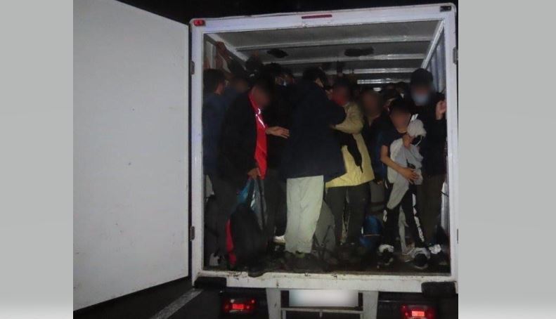 Migrantes localizados en un camión