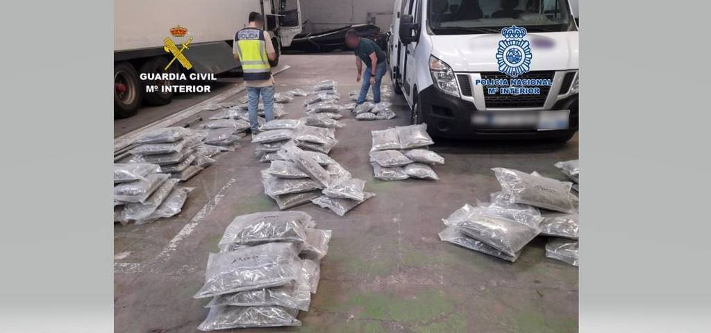 Uno de los camiones intervenidos junto con la droga incautada