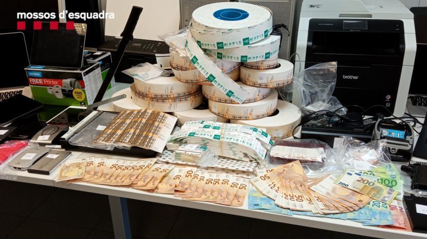 Parte del material y dinero incautado