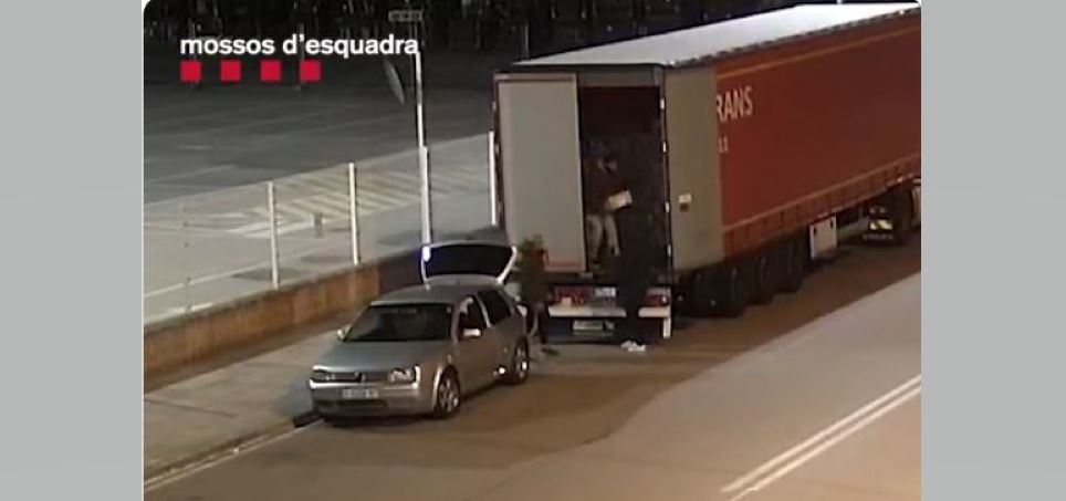 Imagen de los ladrones robando mercancía de un camión