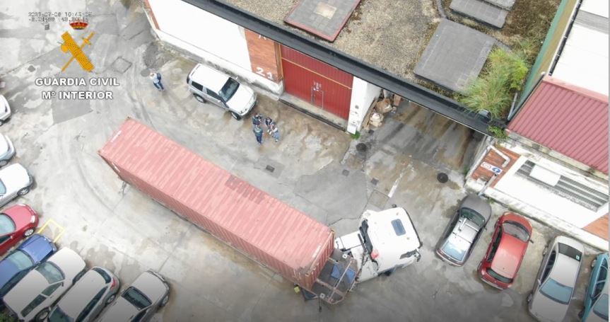Imagen de un camión con un contenedor marítimo