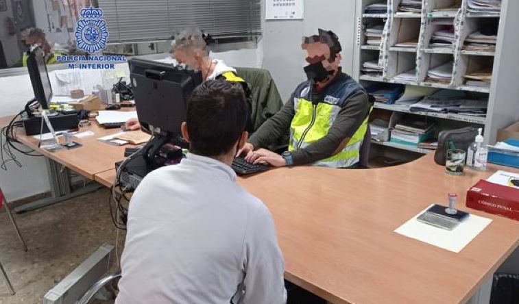 Imagen del camionero en dependencias policiales