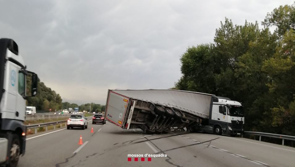 Imagen del camión accidentado