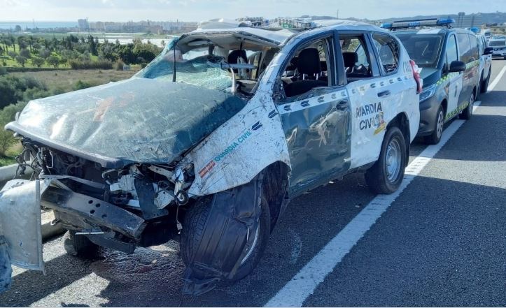 Imagen del coche patrulla embestido