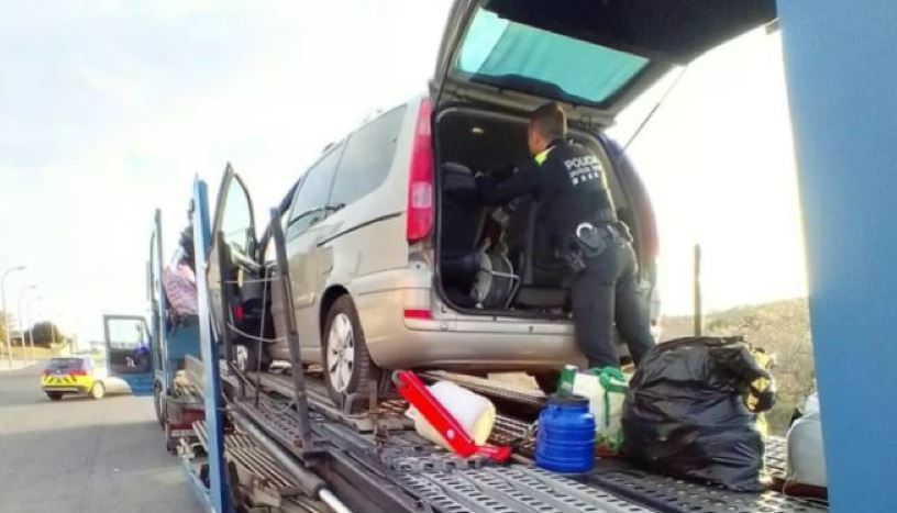Policía local de Torredembarra inspeccionando el vehículo