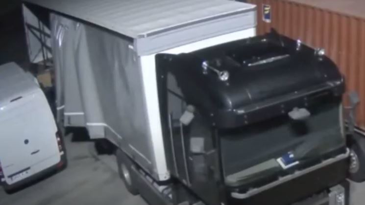 Imagen de los detenidos robando mercancía de un camión