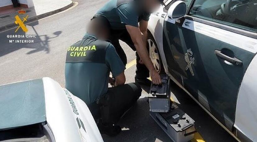 Agentes de la Guardia Civil por parte de las baterías recuperadas