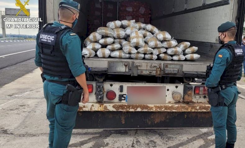 Agentes con la droga interceptada entre la carga del camión