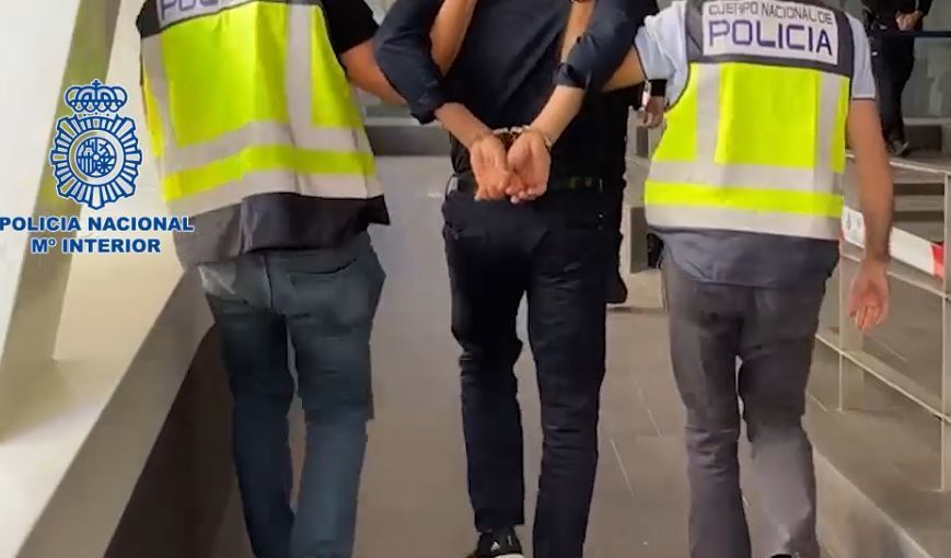 Imagen de los agentes de policía con el detenido