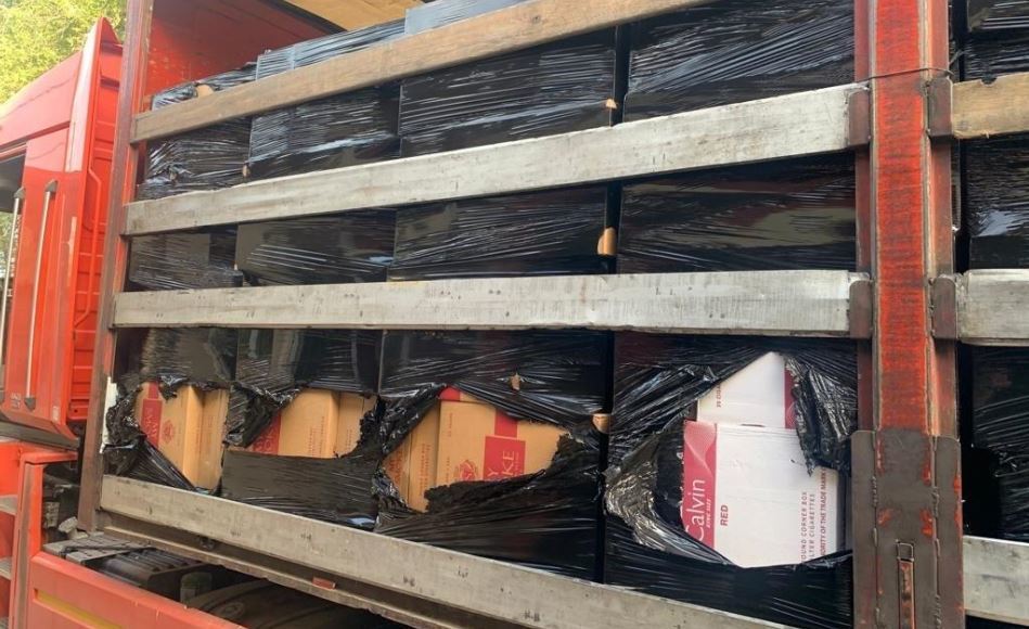 Imagen del camión interceptado con las cajetillas de tabaco