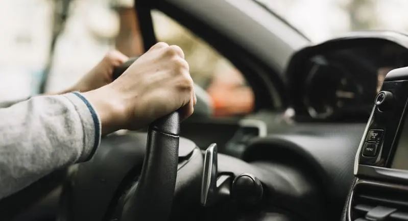 Imagen de un conductor en el interior de un coche