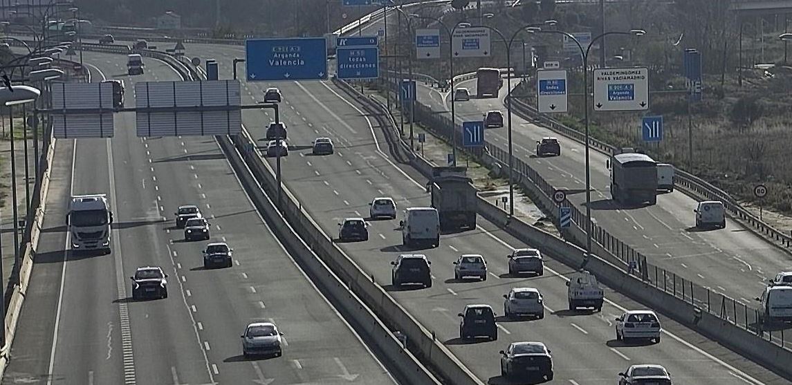 Vehículos circulando por carretera