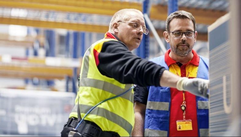 Dos trabajadores de DHL