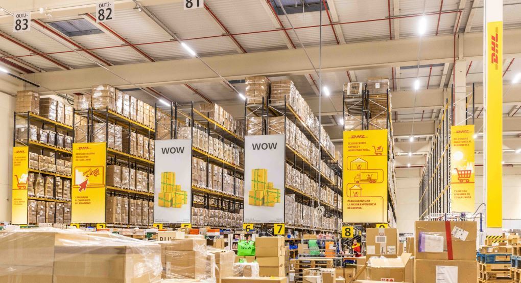 Almacén logístico de DHL y WOW