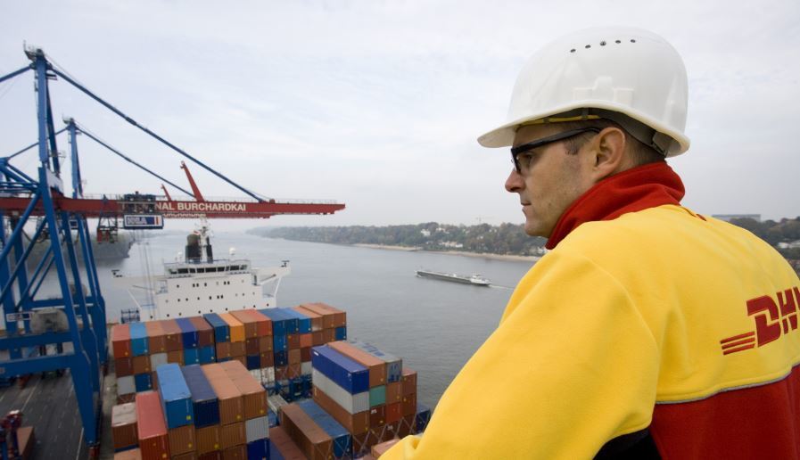 Imagen de un trabajador de DHL