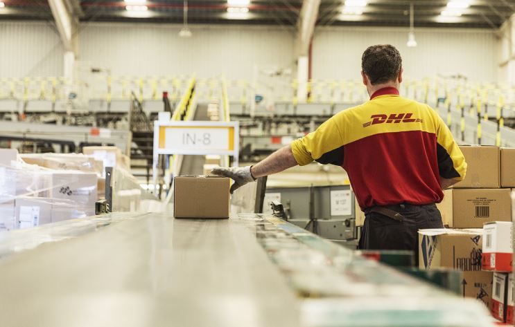 Un trabajador en un centro de clasificación de DHL