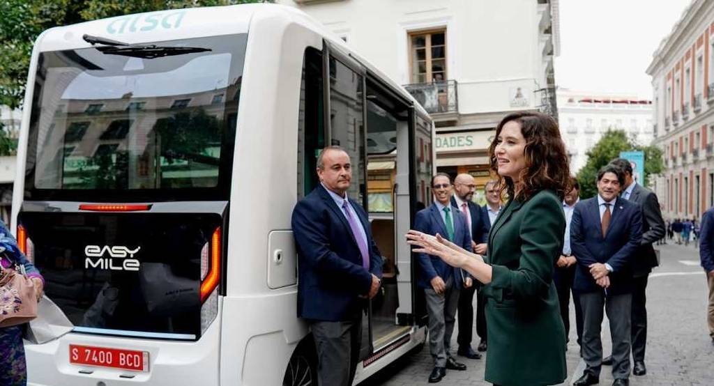 Isabel Díaz Ayuso, presidenta de la Comunidad de Madrid, junto a un autobús autónomo de Alsa