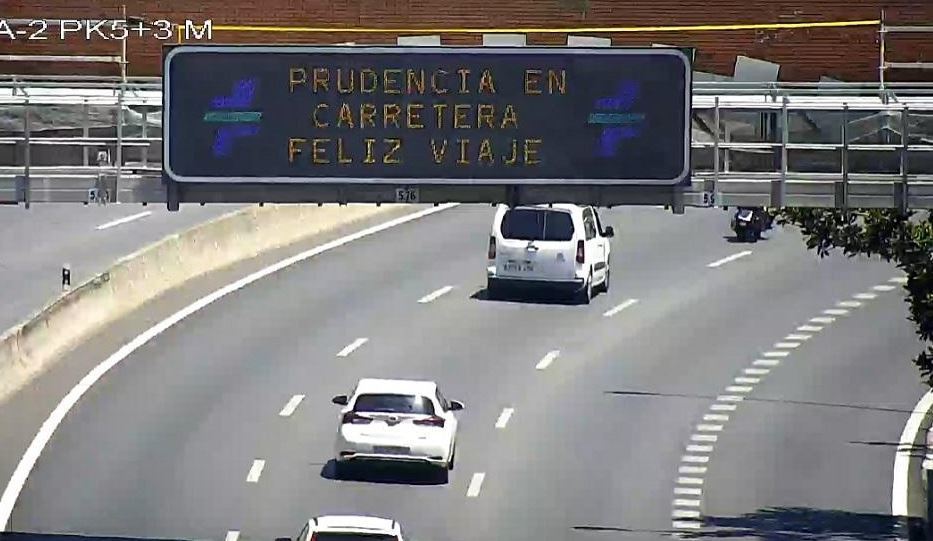 Panel informativo en carretera pidiendo prudencia