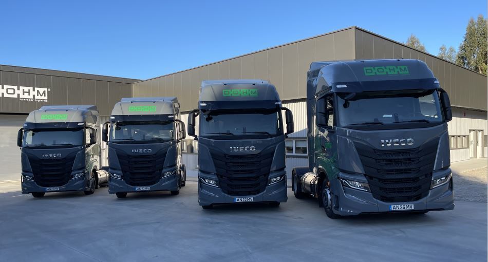 Cuatro de los cinco camiones adquiridos