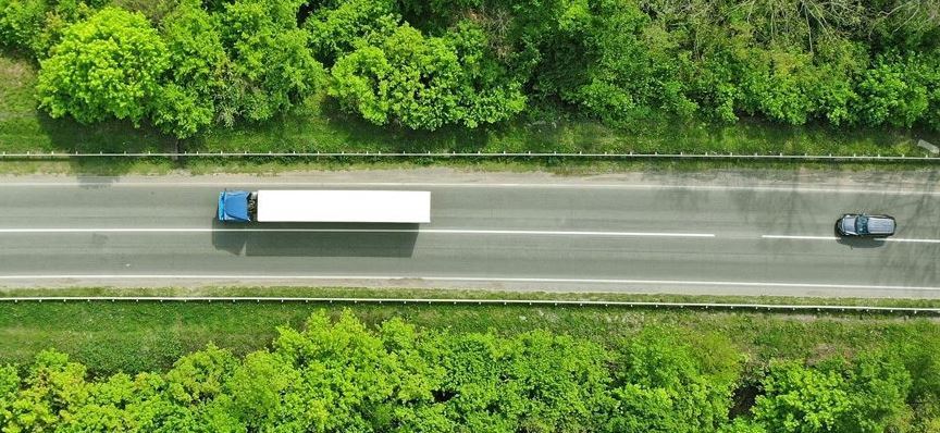 Un camión circulando por una carretera