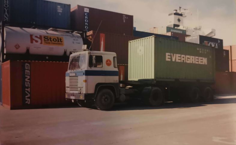 Camión con contenedor