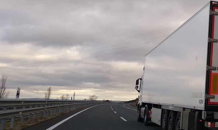 Un camión en carretera