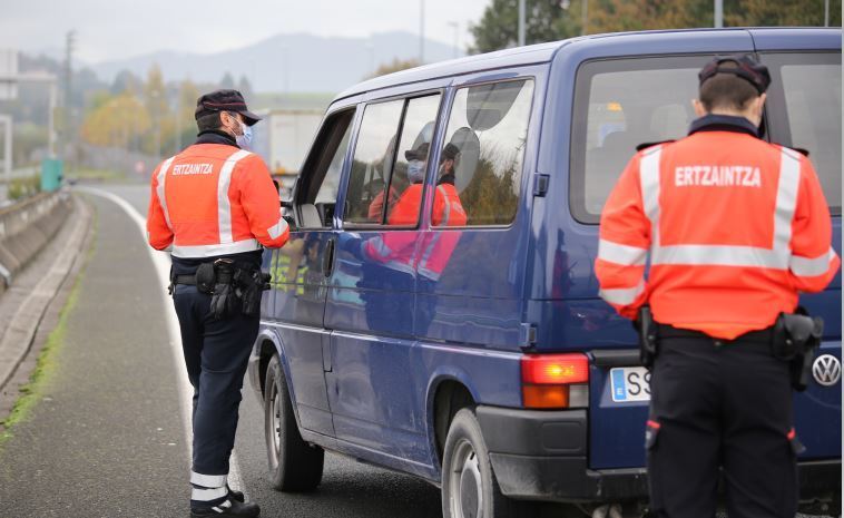 Agentes de la Ertzaintza durante un control a una furgoneta