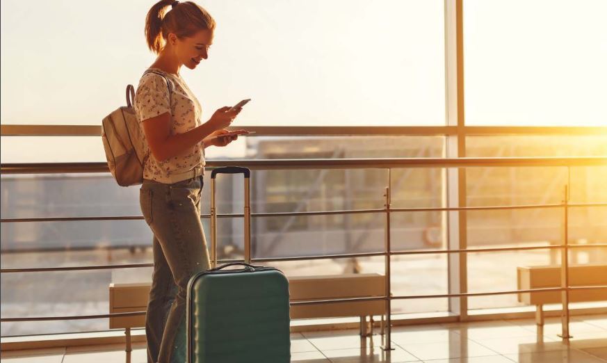 Una pasajera en un aeropuerto