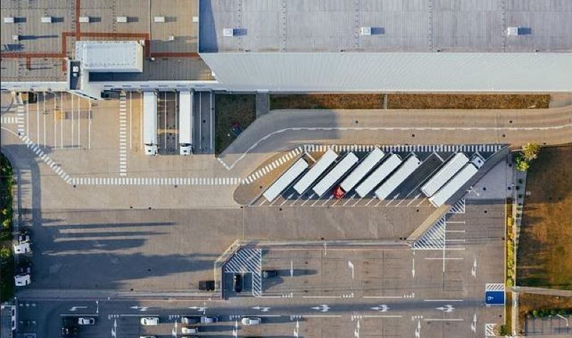 Imagen de varios camiones estacionados
