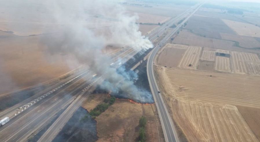 Imagen del incendio provocado por la explosión de la rueda de un camión