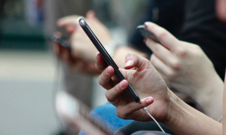 Una persona utilizando el movil