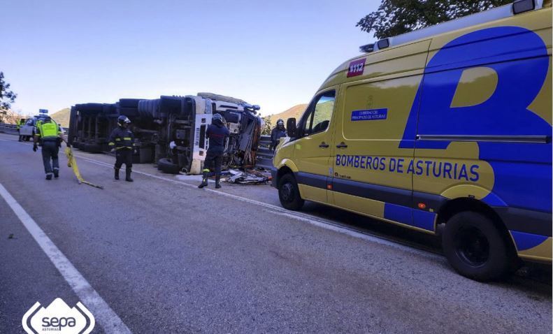 Imagen del camión volcado
