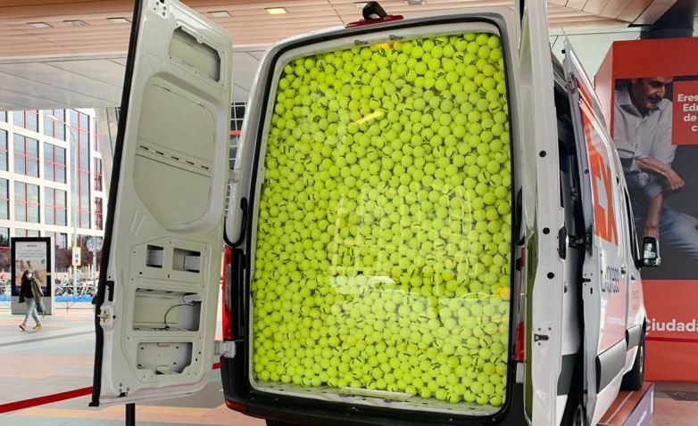 Imagen de la furgoneta de FedEx llena de pelotas de tenis