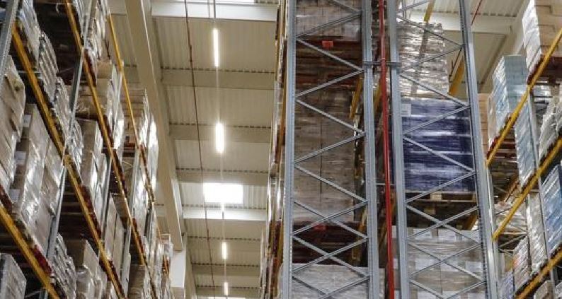 Imagen de unas estanterías de una plataforma logística