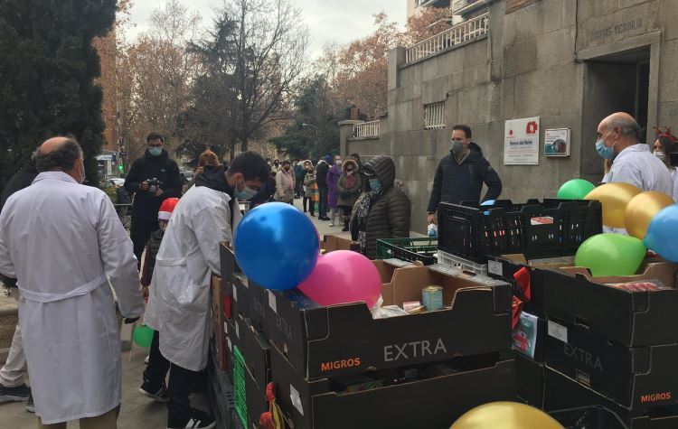 Distribución de alimentos de la Fundación Madrina