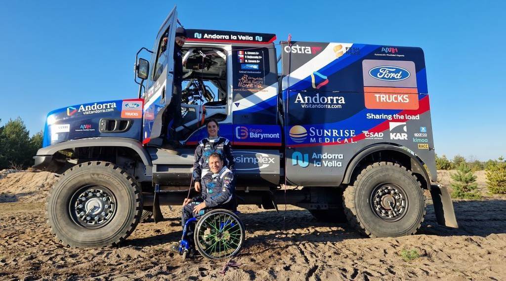 Albert Llovera y Margot Llobera junto al camión del Dakar 2023