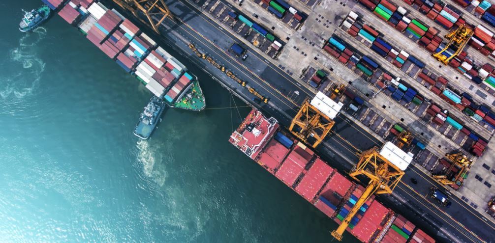 Imagen de un buque de mercancías en un puerto