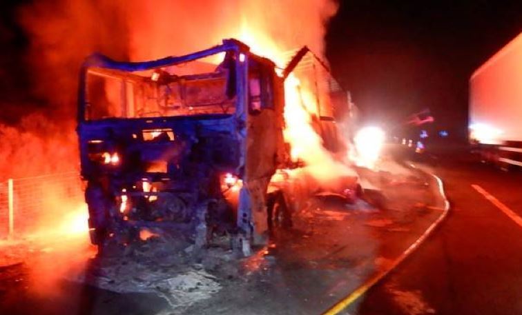 Imagen del camión incendiado