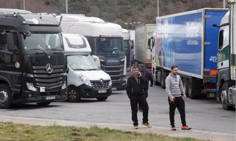 Imagen de camiones parados