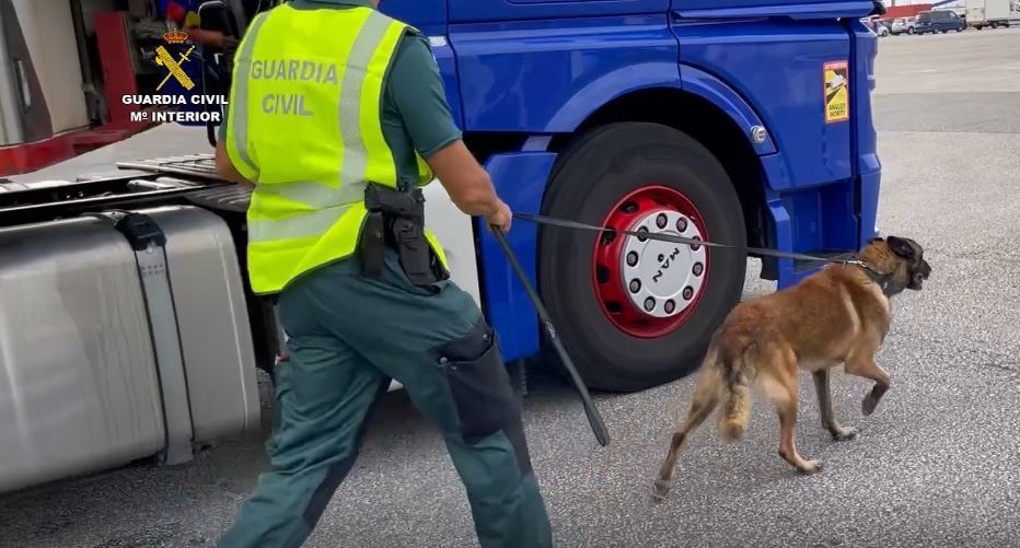 Un Guardia Civil en labores de control en el puerto