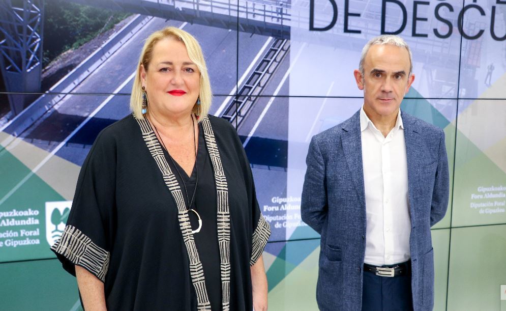 La diputada de Infraestructuras Viarias, Aintzane Oiarbide y el director de la sociedad foral Bidegi, Alfredo Etxeberria